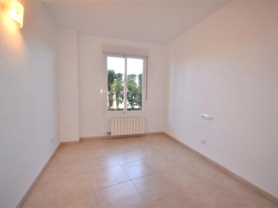 Ground floor rental 3 bedrooms, 2 bathrooms, garden, garage, storage room, communal pool