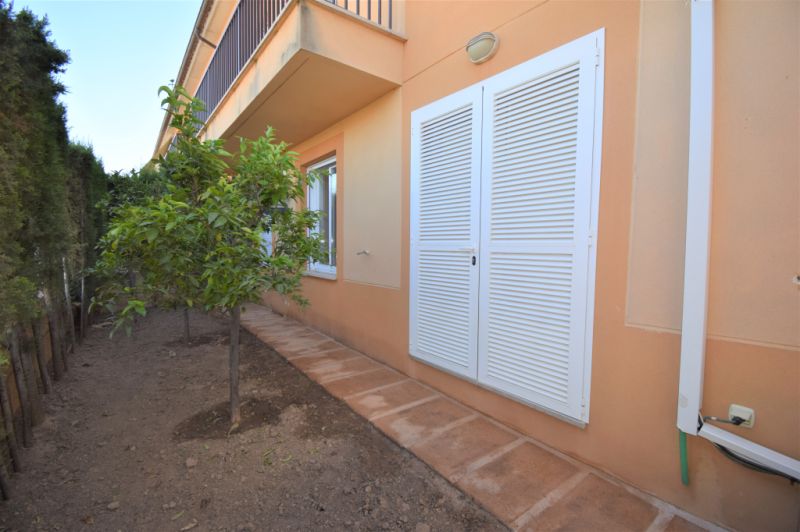 Ground floor rental 3 bedrooms, 2 bathrooms, garden, garage, storage room, communal pool