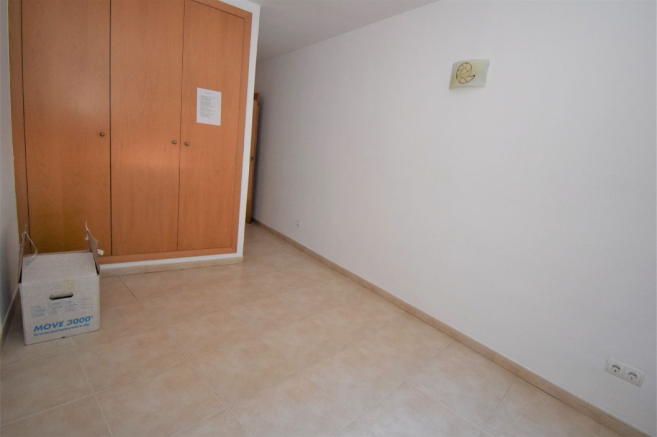 Ground floor rental 3 bedrooms, 2 bathrooms, garden, garage, storage room, communal pool