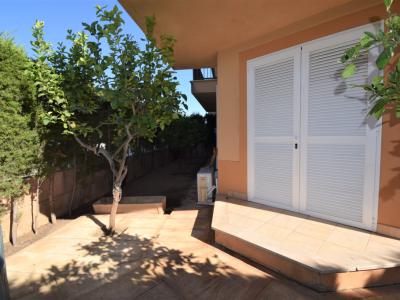 Ground floor rental 3 bedrooms, 2 bathrooms, garden, garage, storage room, communal pool