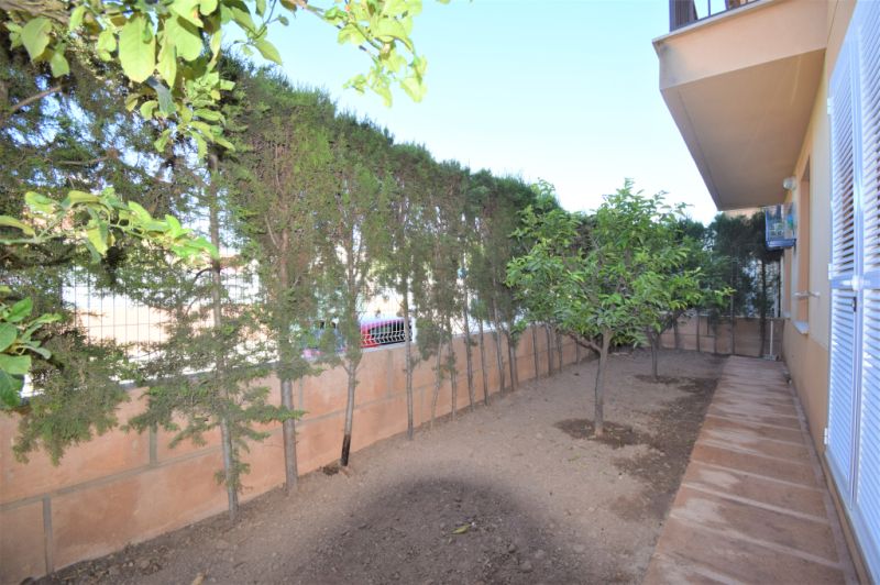 Ground floor rental 3 bedrooms, 2 bathrooms, garden, garage, storage room, communal pool