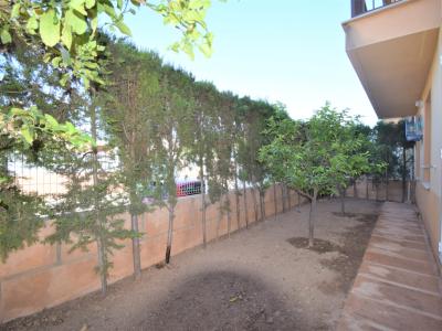 Ground floor rental 3 bedrooms, 2 bathrooms, garden, garage, storage room, communal pool