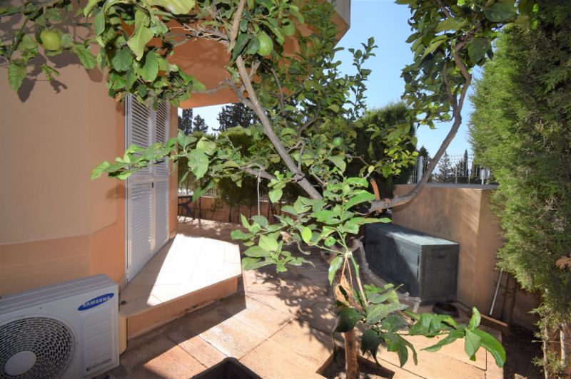 Ground floor rental 3 bedrooms, 2 bathrooms, garden, garage, storage room, communal pool