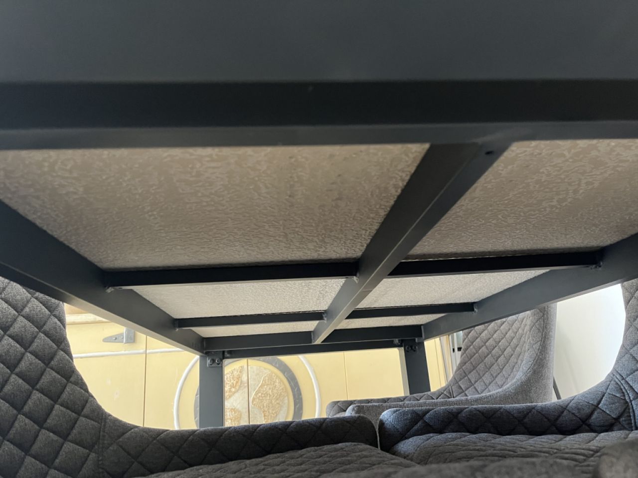 Mesa de comedor con tablero de baldosas de mármol