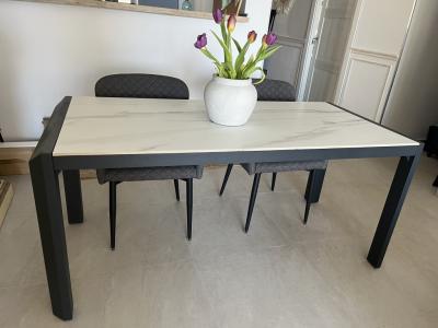 Mesa de comedor con tablero de baldosas de mármol