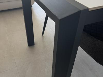 Mesa de comedor con tablero de baldosas de mármol