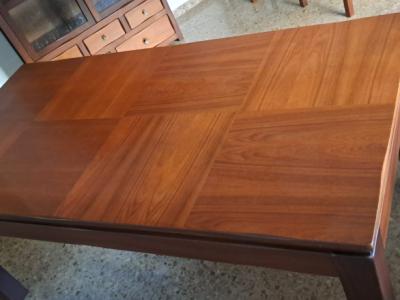 Esstisch und Stühle