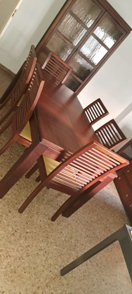 Esstisch und Stühle