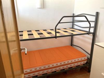 Etagenbett aus Stahl mit Leiter, Lattenrosten und neuwertigen Marken-Matratzen