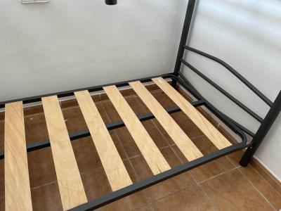 Litera de acero con escalera, somieres y colchones nuevos