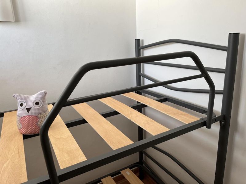 Litera de acero con escalera, somieres y colchones nuevos
