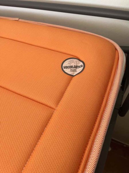 Litera de acero con escalera, somieres y colchones nuevos