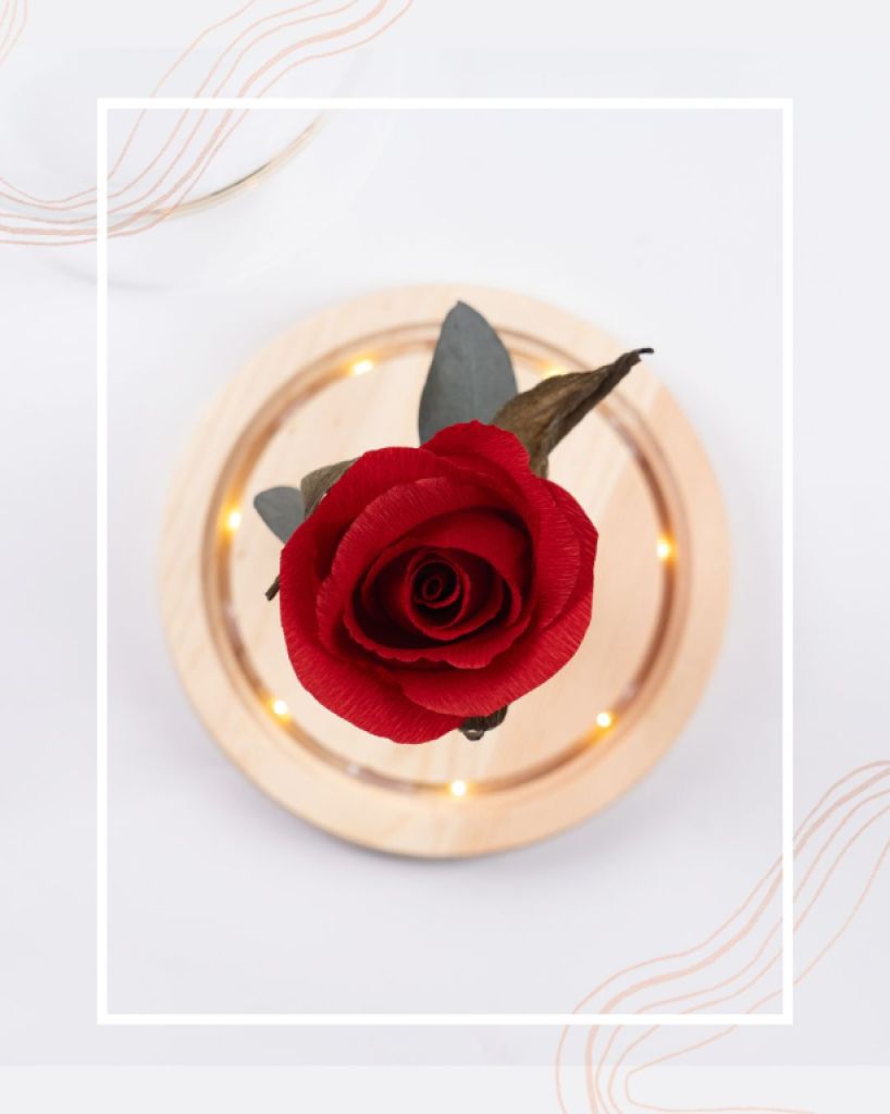 Rosa eterna de papel, bajo cúpula de cristal con luz LED