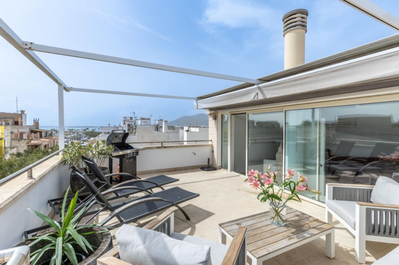 EXCLUSIVA: Casa residencial con licencia vacacional y local en Puerto Alcudia