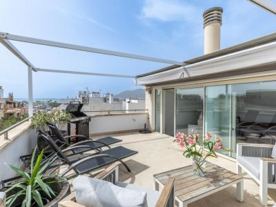 EXKLUSIV: Wohnhaus mit Ferienlizenz und Lokal in Puerto Alcudia