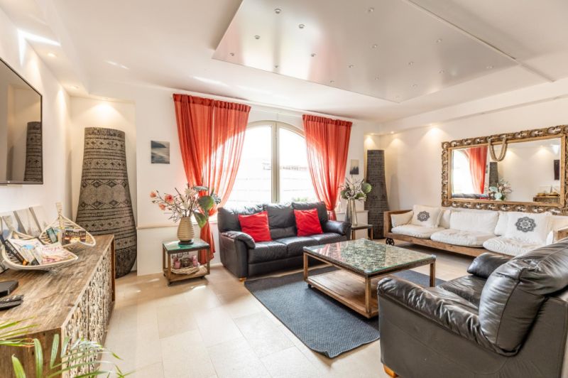 EXCLUSIVA: Casa residencial con licencia vacacional y local en Puerto Alcudia