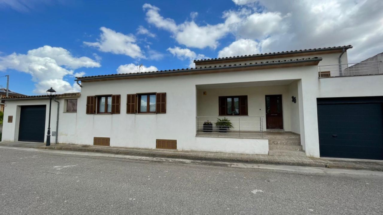 Fantastisches Dorfhaus im Chalet-Stil in Villafranca — Nahe dem Flughafen und 25 Minuten nach Palma