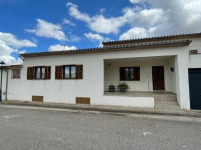 Fantastisches Dorfhaus im Chalet-Stil in Villafranca — Nahe dem Flughafen und 25 Minuten nach Palma