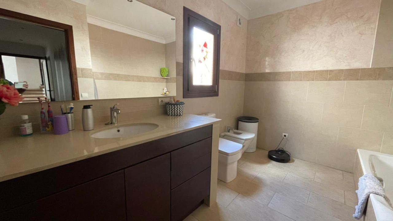 Fantastisches Dorfhaus im Chalet-Stil in Villafranca — Nahe dem Flughafen und 25 Minuten nach Palma