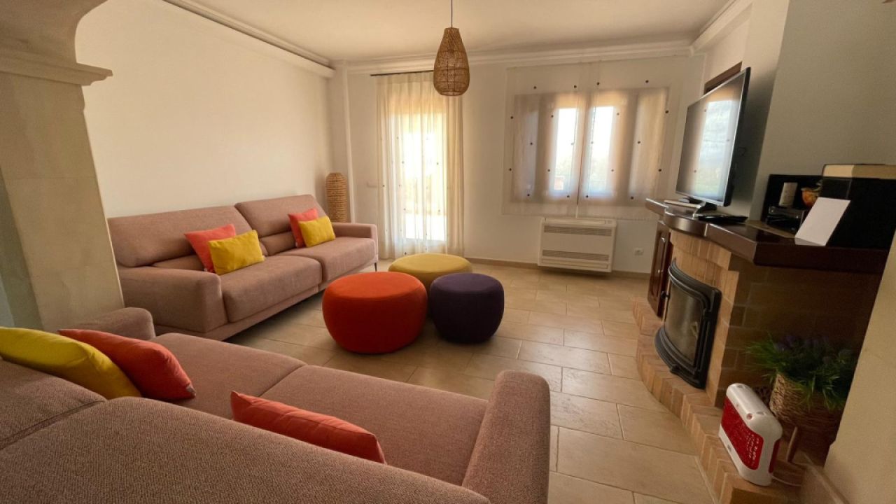 Fantastisches Dorfhaus im Chalet-Stil in Villafranca — Nahe dem Flughafen und 25 Minuten nach Palma