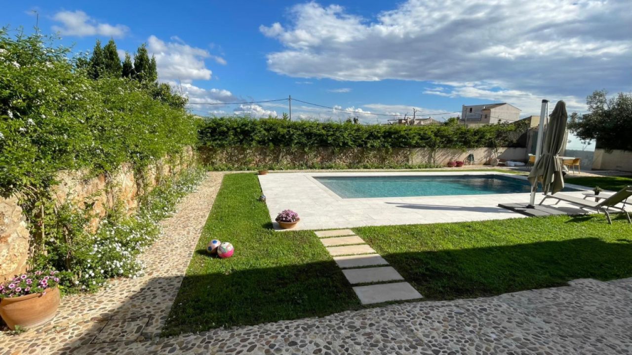 Fantastisches Dorfhaus im Chalet-Stil in Villafranca — Nahe dem Flughafen und 25 Minuten nach Palma