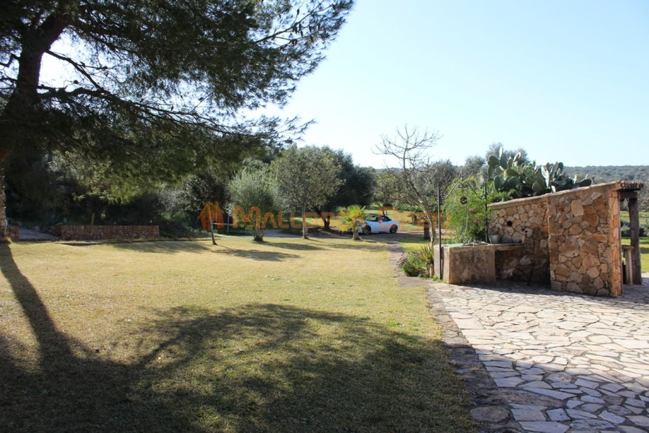 Fantastic house for sale with guest apartment between Manacor and Alcudia