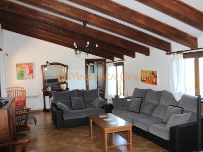 Fantastic house for sale with guest apartment between Manacor and Alcudia