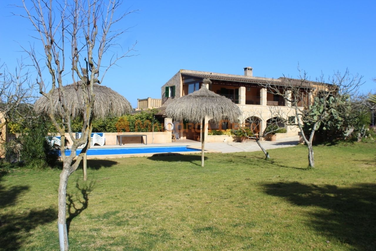 Fantastic house for sale with guest apartment between Manacor and Alcudia