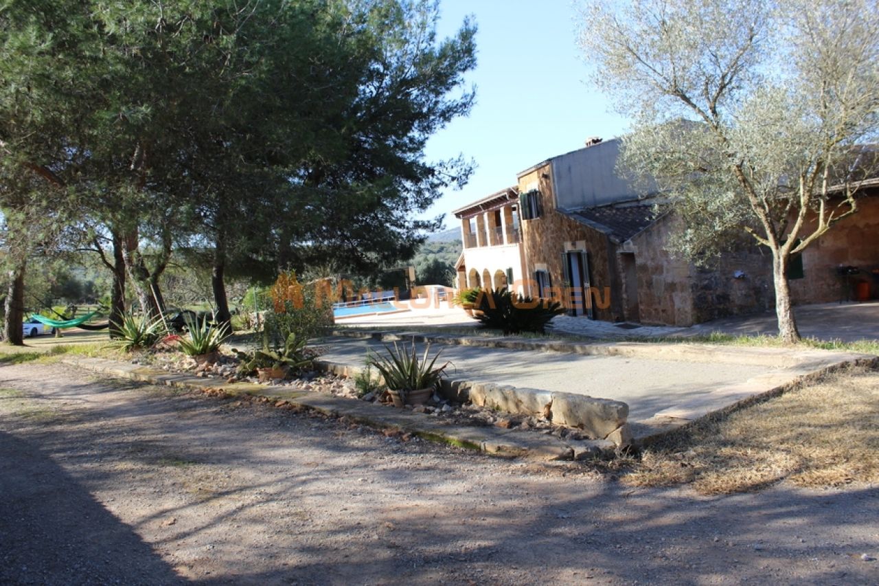 Fantastic house for sale with guest apartment between Manacor and Alcudia