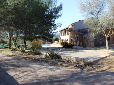 Fantastic house for sale with guest apartment between Manacor and Alcudia
