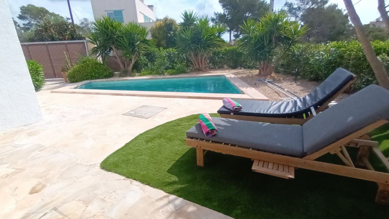 Ferien 2027: 2 Etagenchalet mit Pool, Terrassen, AC in ruhiger Lage von Cala LLombards -- CH 10 FZ