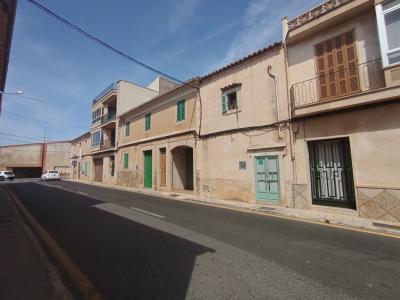 Ferienvermietung eines schönen Dorhauses mit Innenhof und Terrasse in Es LLombards --- DH 12 FZ