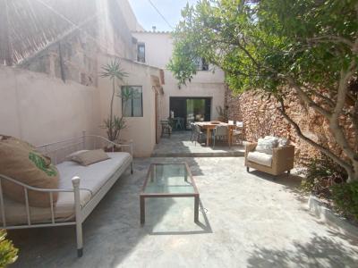 Ferienvermietung eines schönen Dorhauses mit Innenhof und Terrasse in Es LLombards --- DH 12 FZ