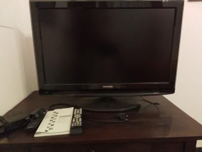 Fernseher Marke Thomson mit Receiver und Fernbedienung