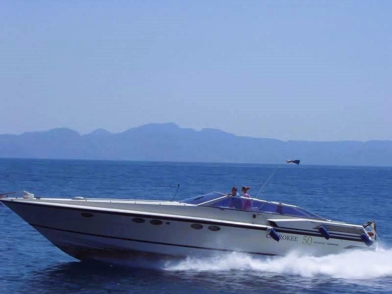 Ferretti Cherokee 50 yate a motor abierto barco en alta mar amarre de barco posible toma de control 