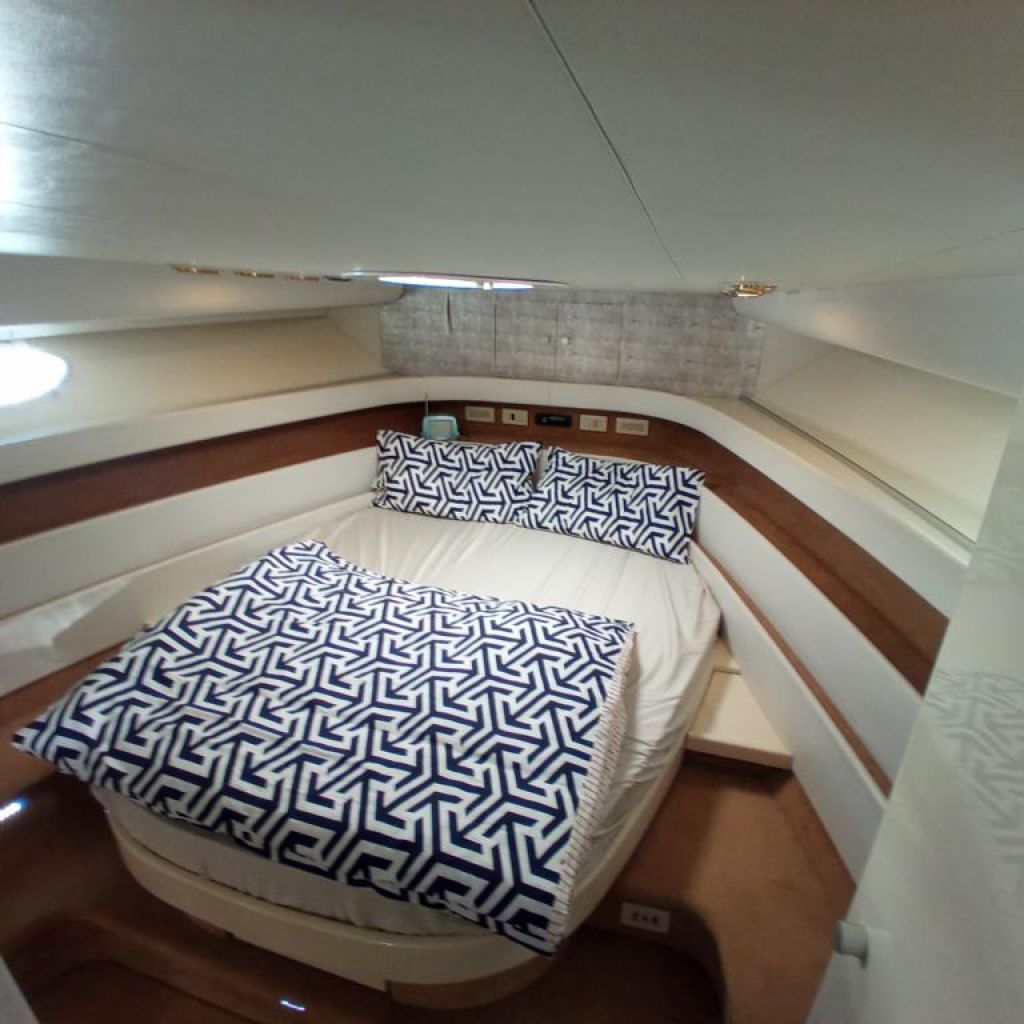 Ferretti Cherokee 50 yate a motor abierto barco en alta mar amarre de barco posible toma de control 