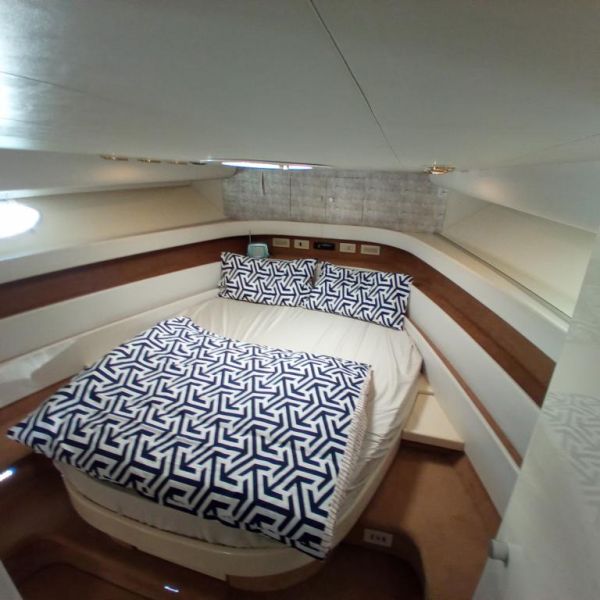 Ferretti Cherokee 50 yate a motor abierto barco en alta mar amarre de barco posible toma de control 