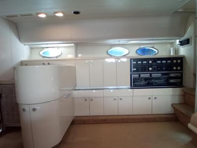 Ferretti Cherokee 50 yate a motor abierto barco en alta mar amarre de barco posible toma de control 