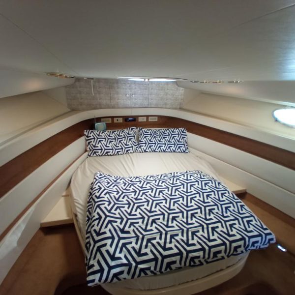 Ferretti Cherokee 50 yate a motor abierto barco en alta mar amarre de barco posible toma de control 