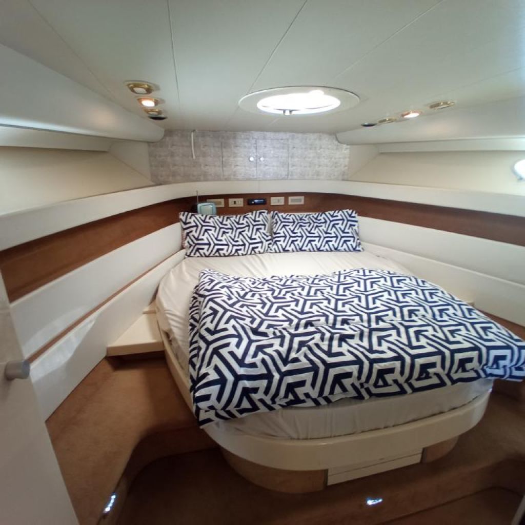 Ferretti Cherokee 50 yate a motor abierto barco en alta mar amarre de barco posible toma de control 