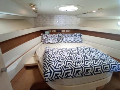 Ferretti Cherokee 50 yate a motor abierto barco en alta mar amarre de barco posible toma de control 