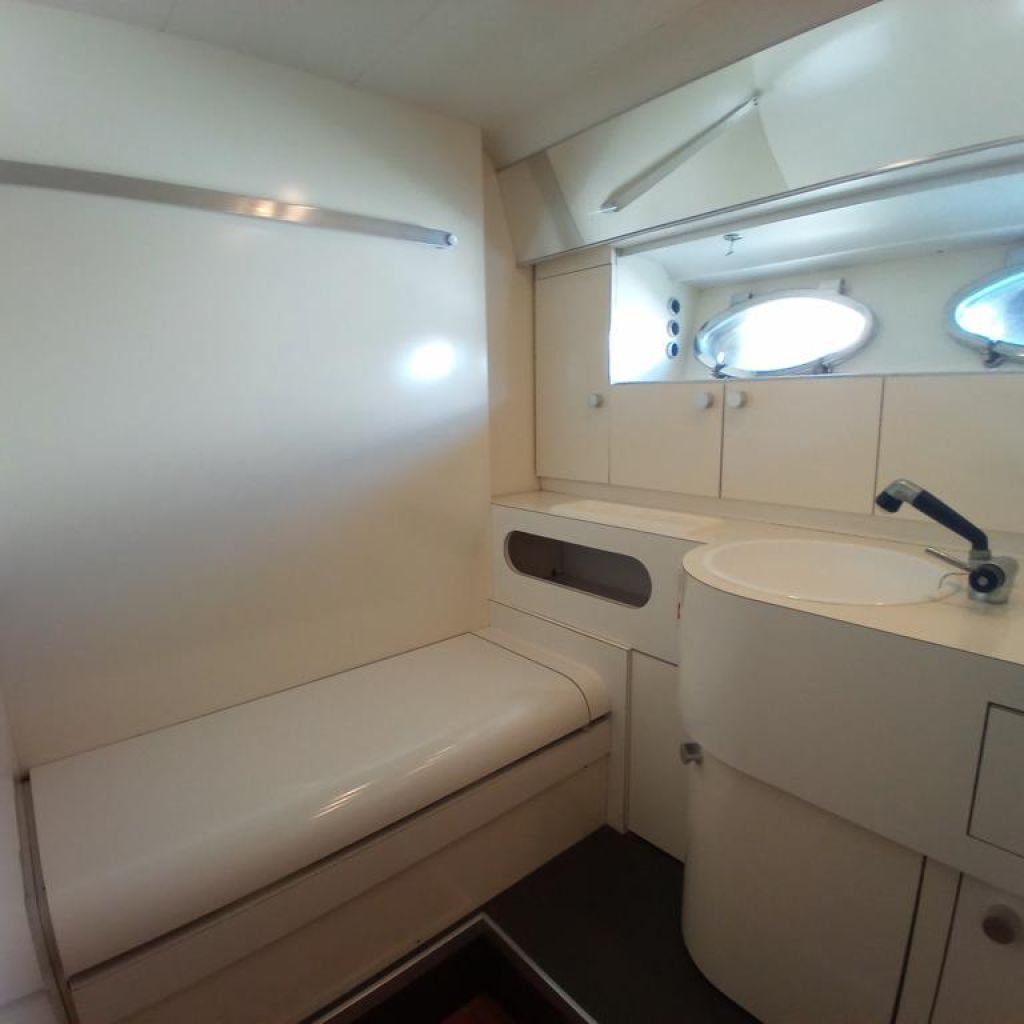 Ferretti Cherokee 50 yate a motor abierto barco en alta mar amarre de barco posible toma de control 