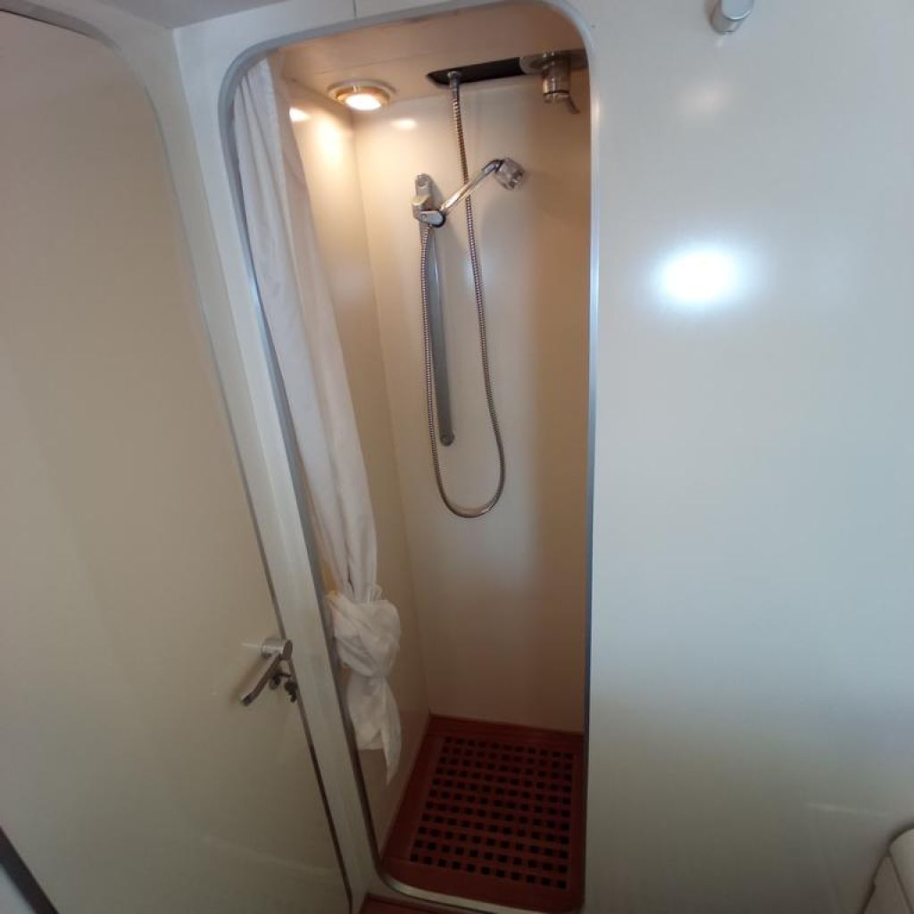 Ferretti Cherokee 50 yate a motor abierto barco en alta mar amarre de barco posible toma de control 