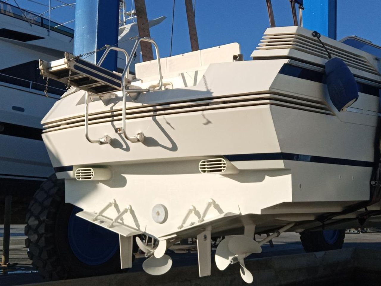 Ferretti Cherokee 50 yate a motor abierto barco en alta mar amarre de barco posible toma de control 