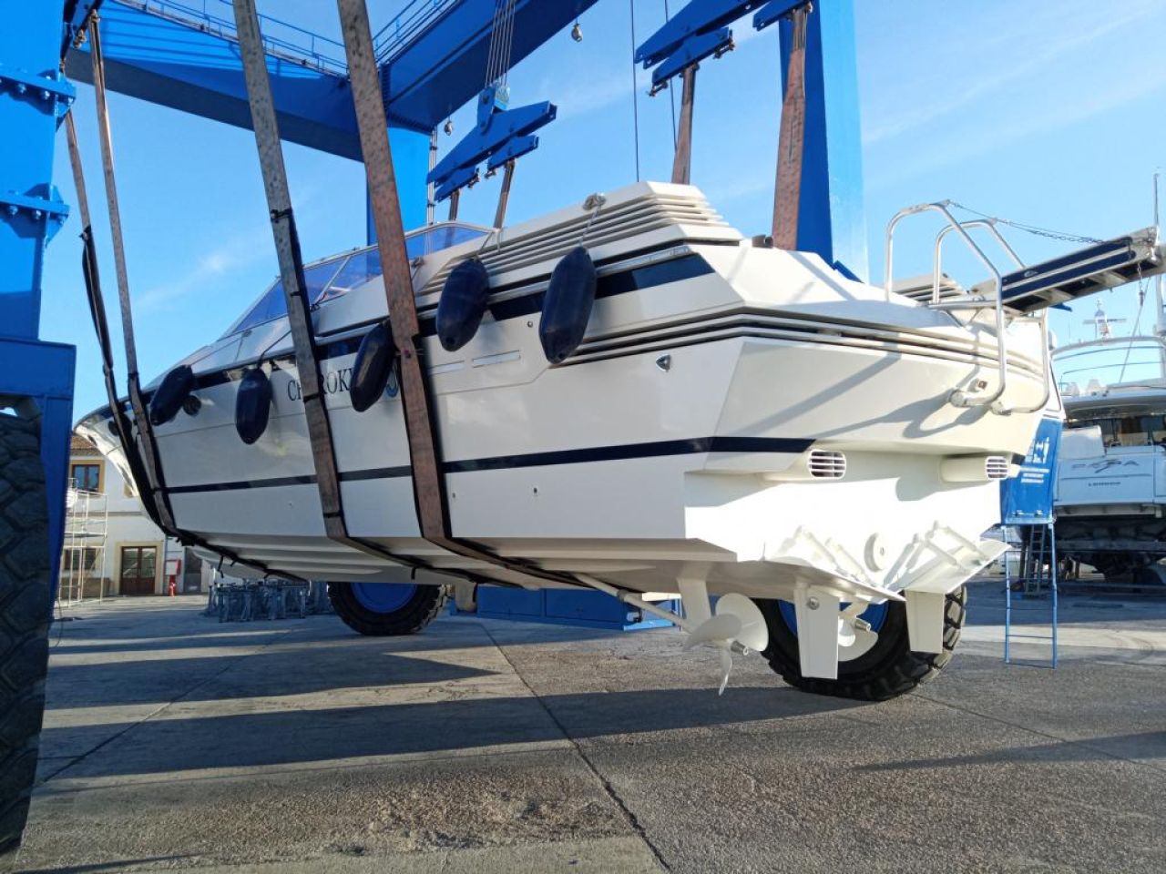 Ferretti Cherokee 50 yate a motor abierto barco en alta mar amarre de barco posible toma de control 
