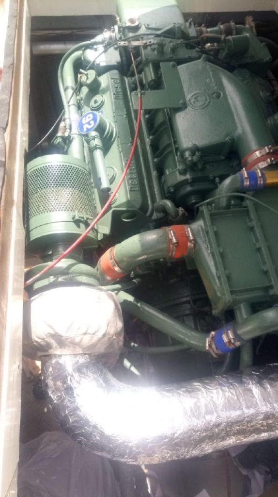 Ferretti Cherokee 50 yate a motor abierto barco en alta mar amarre de barco posible toma de control 