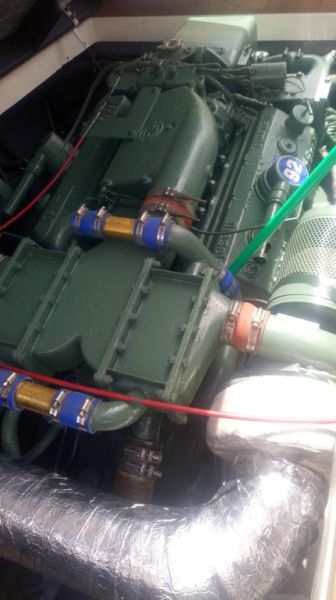 Ferretti Cherokee 50 yate a motor abierto barco en alta mar amarre de barco posible toma de control 