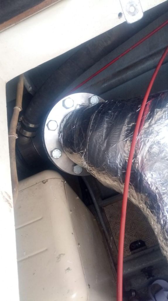 Ferretti Cherokee 50 yate a motor abierto barco en alta mar amarre de barco posible toma de control 