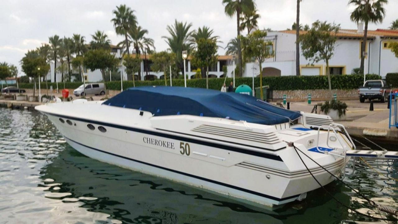 Ferretti Cherokee 50 yate a motor abierto barco en alta mar amarre de barco posible toma de control 