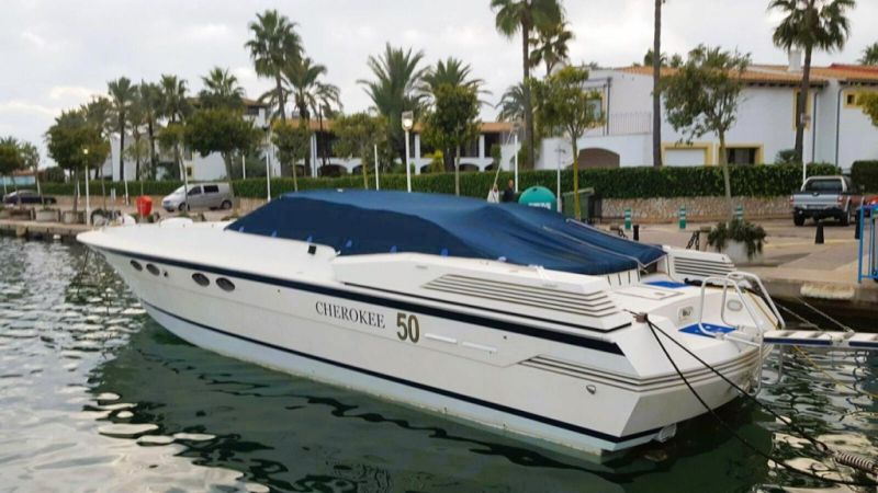 Ferretti Cherokee 50 yate a motor abierto barco en alta mar amarre de barco posible toma de control 